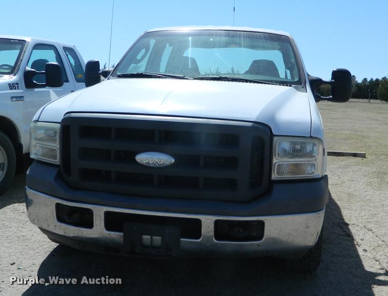 image for item BQ9753 2005 Ford F350 Super Duty Crew Cab pickup truck