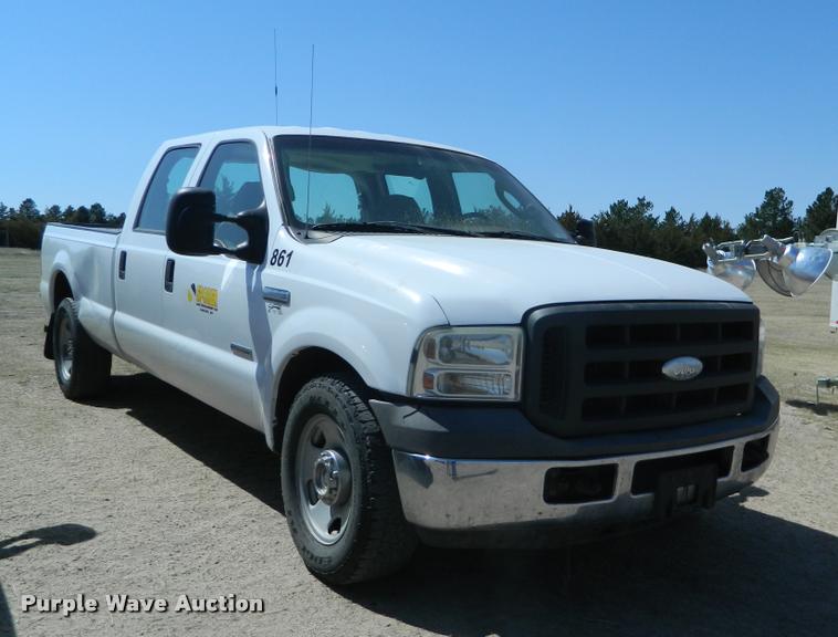 image for item BQ9753 2005 Ford F350 Super Duty Crew Cab pickup truck