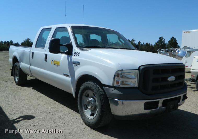 image for item BQ9753 2005 Ford F350 Super Duty Crew Cab pickup truck