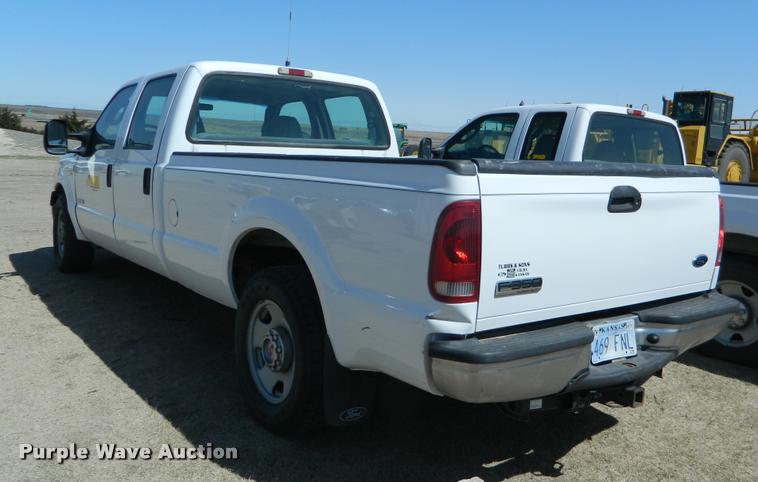 image for item BQ9753 2005 Ford F350 Super Duty Crew Cab pickup truck