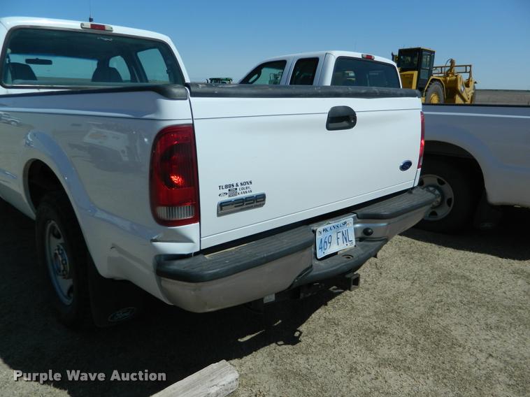 image for item BQ9753 2005 Ford F350 Super Duty Crew Cab pickup truck