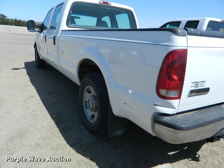 image for item BQ9753 2005 Ford F350 Super Duty Crew Cab pickup truck