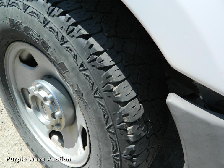 image for item BQ9753 2005 Ford F350 Super Duty Crew Cab pickup truck