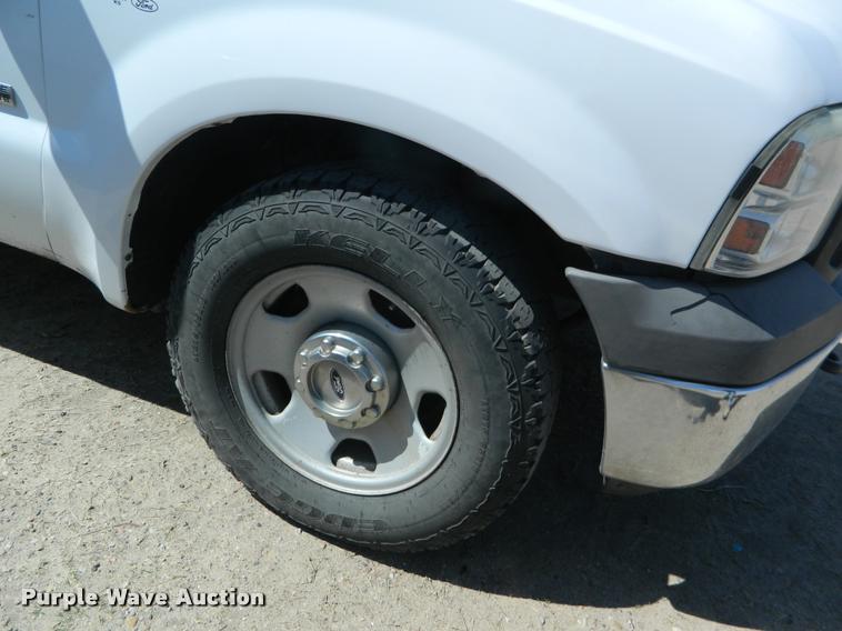 image for item BQ9753 2005 Ford F350 Super Duty Crew Cab pickup truck