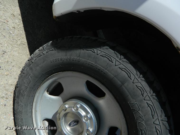 image for item BQ9753 2005 Ford F350 Super Duty Crew Cab pickup truck