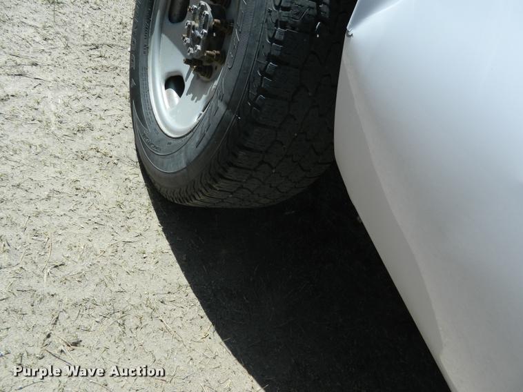 image for item BQ9753 2005 Ford F350 Super Duty Crew Cab pickup truck