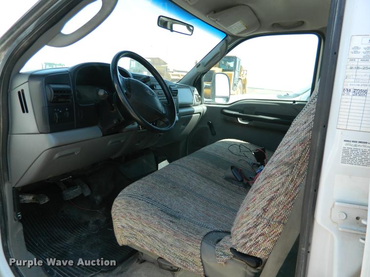 image for item BQ9753 2005 Ford F350 Super Duty Crew Cab pickup truck