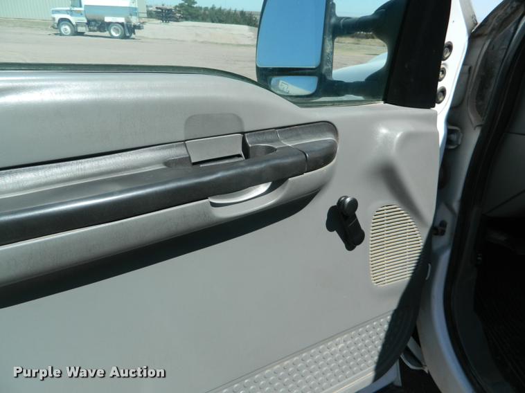 image for item BQ9753 2005 Ford F350 Super Duty Crew Cab pickup truck