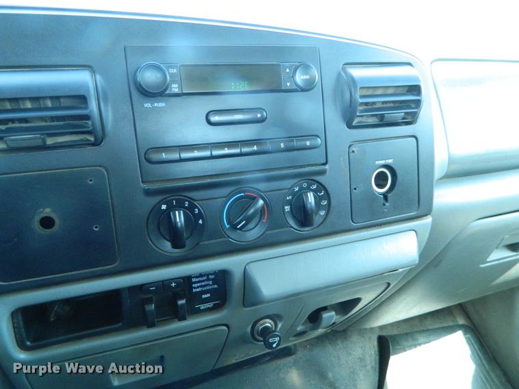 image for item BQ9753 2005 Ford F350 Super Duty Crew Cab pickup truck