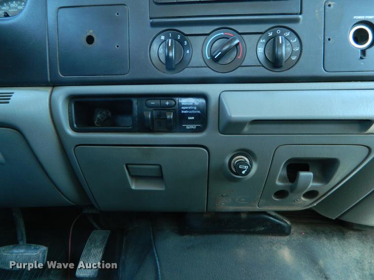 image for item BQ9753 2005 Ford F350 Super Duty Crew Cab pickup truck