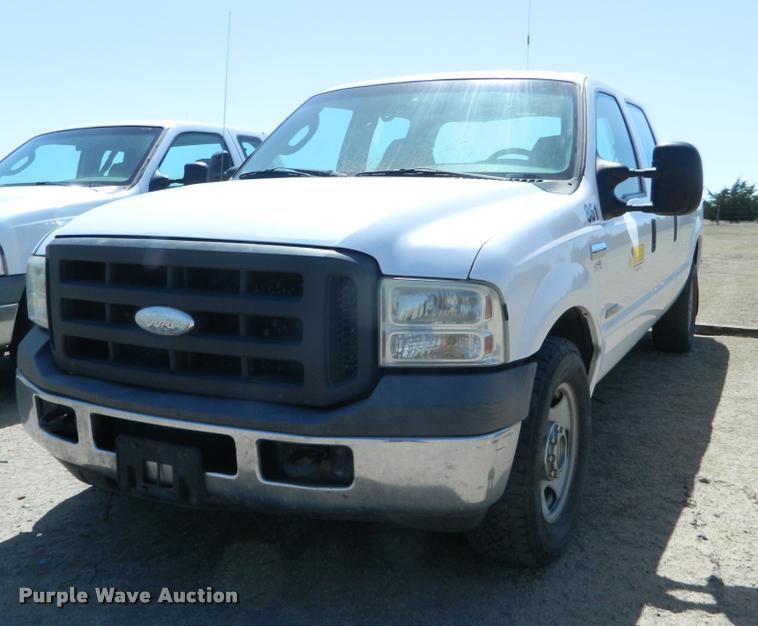 image for item BQ9753 2005 Ford F350 Super Duty Crew Cab pickup truck