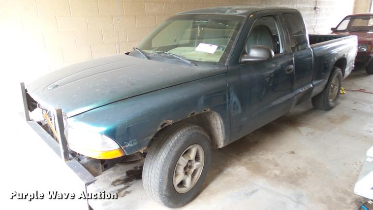 image for item DA0492 1998 Dodge Dakota Club Cab pickup truck