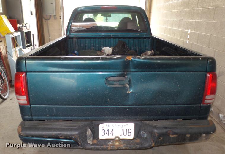image for item DA0492 1998 Dodge Dakota Club Cab pickup truck
