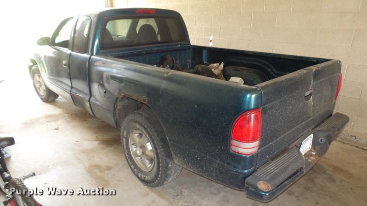 image for item DA0492 1998 Dodge Dakota Club Cab pickup truck