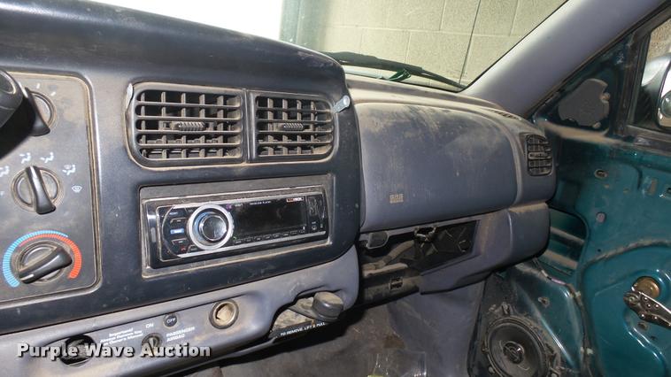 image for item DA0492 1998 Dodge Dakota Club Cab pickup truck