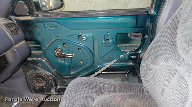 image for item DA0492 1998 Dodge Dakota Club Cab pickup truck