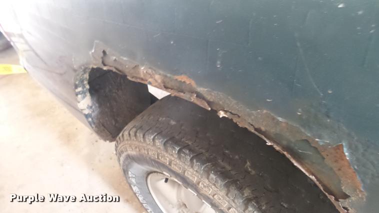 image for item DA0492 1998 Dodge Dakota Club Cab pickup truck