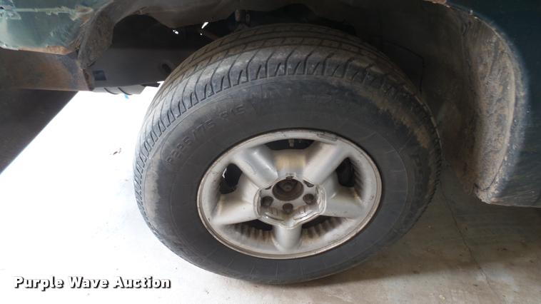 image for item DA0492 1998 Dodge Dakota Club Cab pickup truck