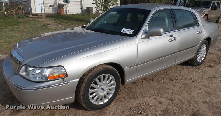 image for item DA2242 2005 Lincoln Towncar Signature