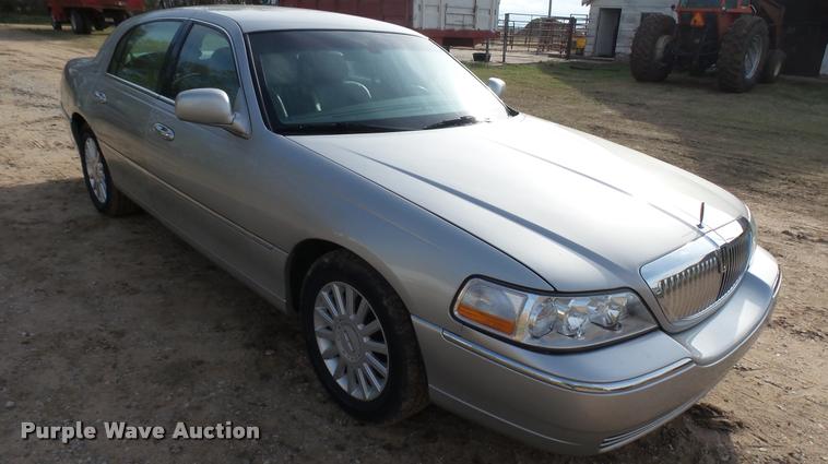 image for item DA2242 2005 Lincoln Towncar Signature