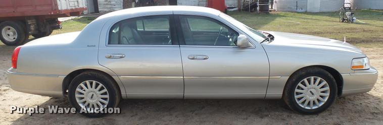 image for item DA2242 2005 Lincoln Towncar Signature