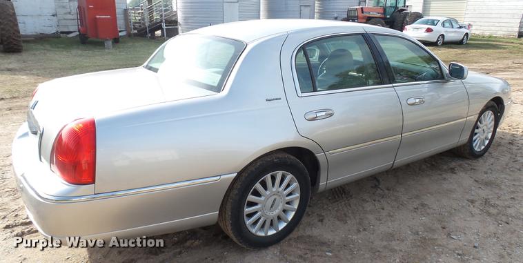 image for item DA2242 2005 Lincoln Towncar Signature