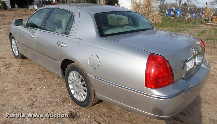 image for item DA2242 2005 Lincoln Towncar Signature