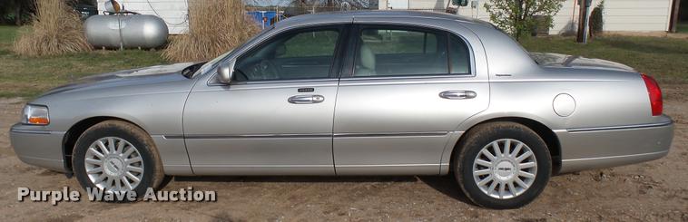 image for item DA2242 2005 Lincoln Towncar Signature