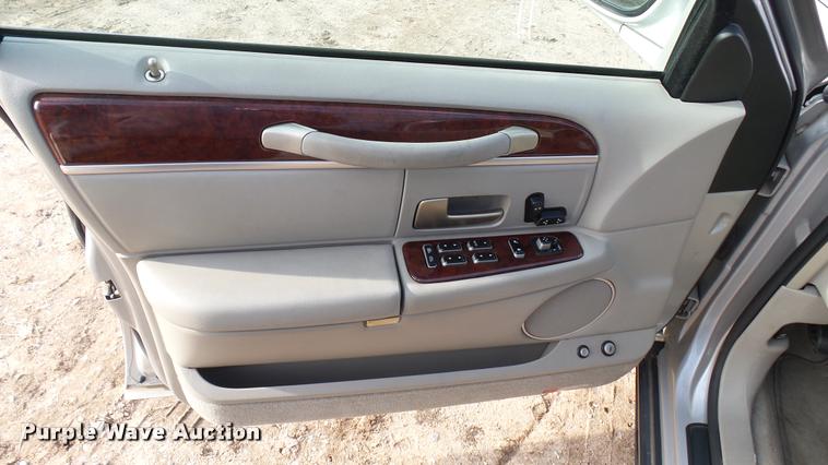 image for item DA2242 2005 Lincoln Towncar Signature