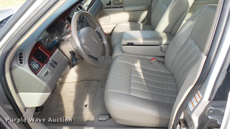 image for item DA2242 2005 Lincoln Towncar Signature