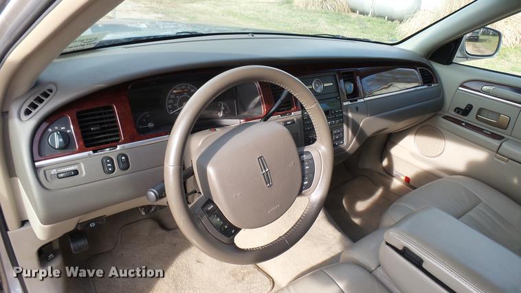image for item DA2242 2005 Lincoln Towncar Signature