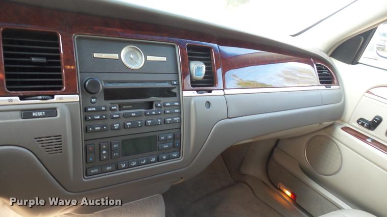 image for item DA2242 2005 Lincoln Towncar Signature