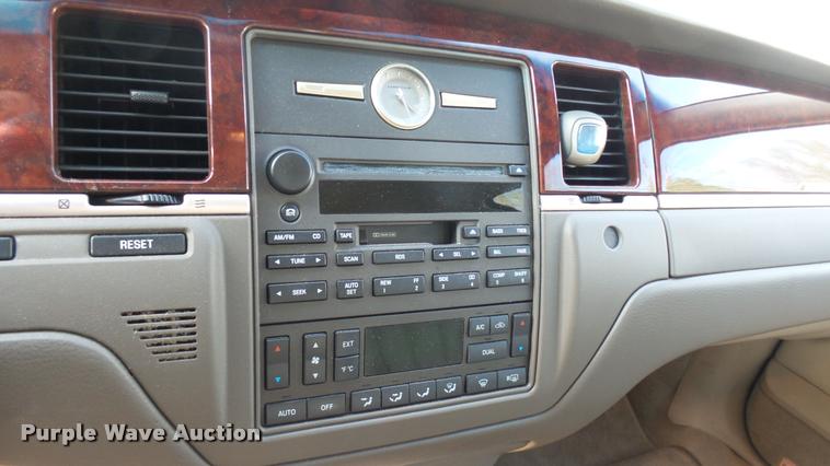 image for item DA2242 2005 Lincoln Towncar Signature