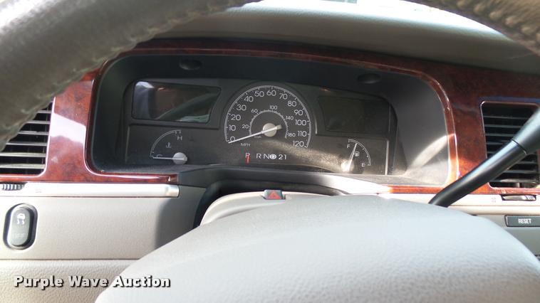 image for item DA2242 2005 Lincoln Towncar Signature