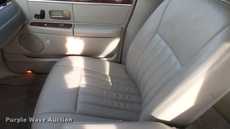 image for item DA2242 2005 Lincoln Towncar Signature