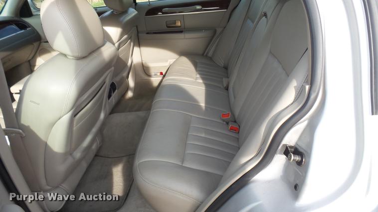image for item DA2242 2005 Lincoln Towncar Signature