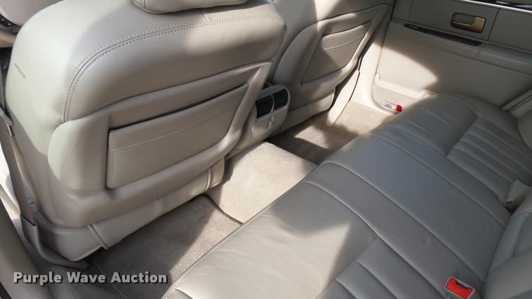 image for item DA2242 2005 Lincoln Towncar Signature
