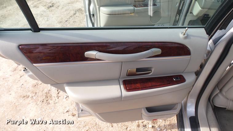 image for item DA2242 2005 Lincoln Towncar Signature