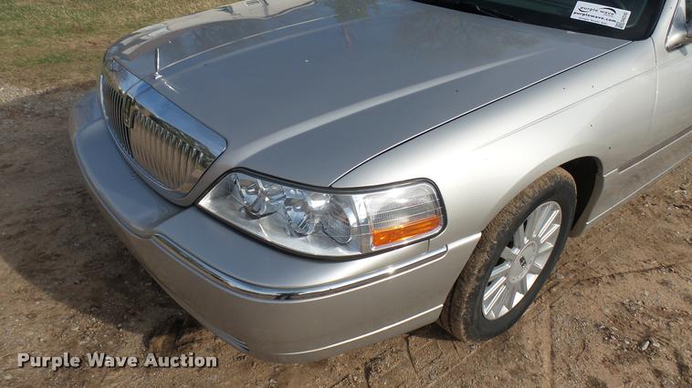 image for item DA2242 2005 Lincoln Towncar Signature