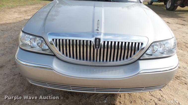 image for item DA2242 2005 Lincoln Towncar Signature