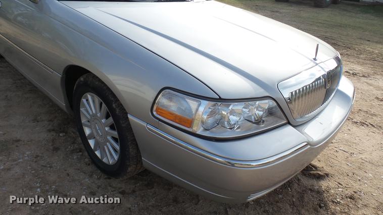 image for item DA2242 2005 Lincoln Towncar Signature