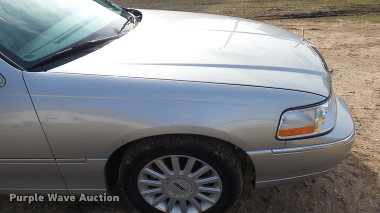 image for item DA2242 2005 Lincoln Towncar Signature