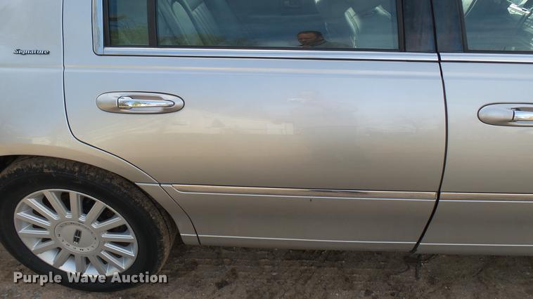 image for item DA2242 2005 Lincoln Towncar Signature