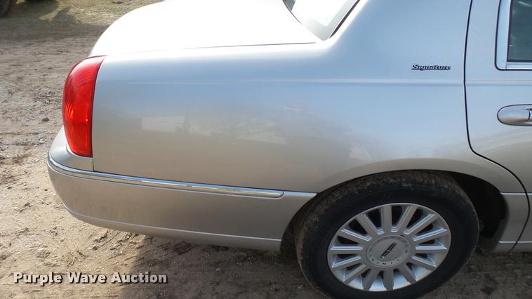image for item DA2242 2005 Lincoln Towncar Signature