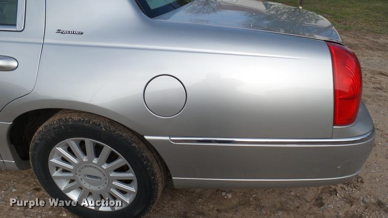image for item DA2242 2005 Lincoln Towncar Signature