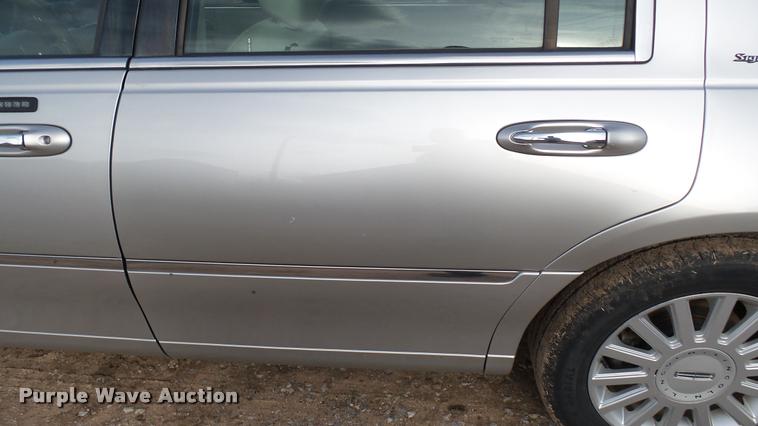image for item DA2242 2005 Lincoln Towncar Signature
