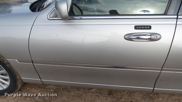 image for item DA2242 2005 Lincoln Towncar Signature