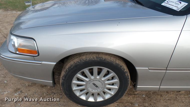 image for item DA2242 2005 Lincoln Towncar Signature