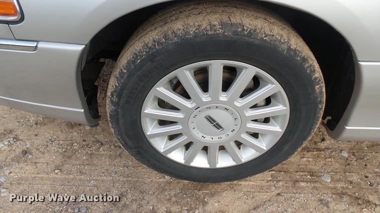 image for item DA2242 2005 Lincoln Towncar Signature