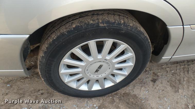 image for item DA2242 2005 Lincoln Towncar Signature